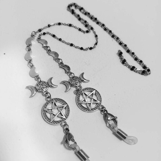 Triple moon glasses chain