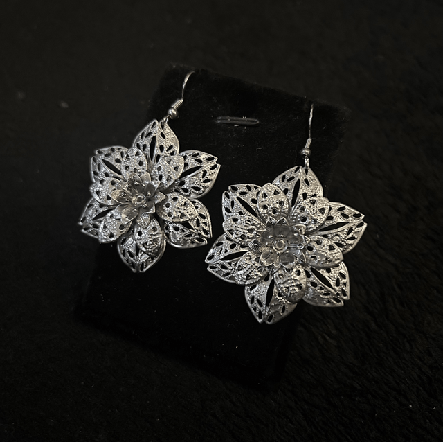 Filigree flower earrings 