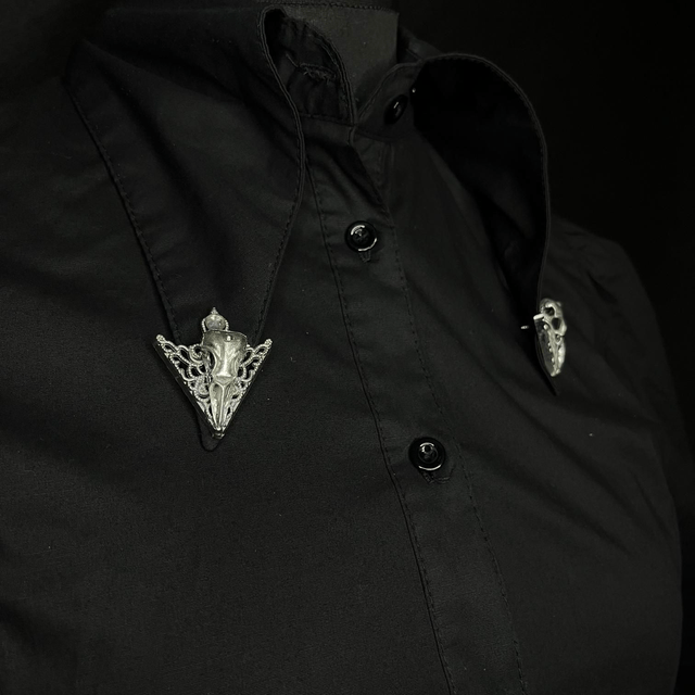 Raven skull Collar Pin