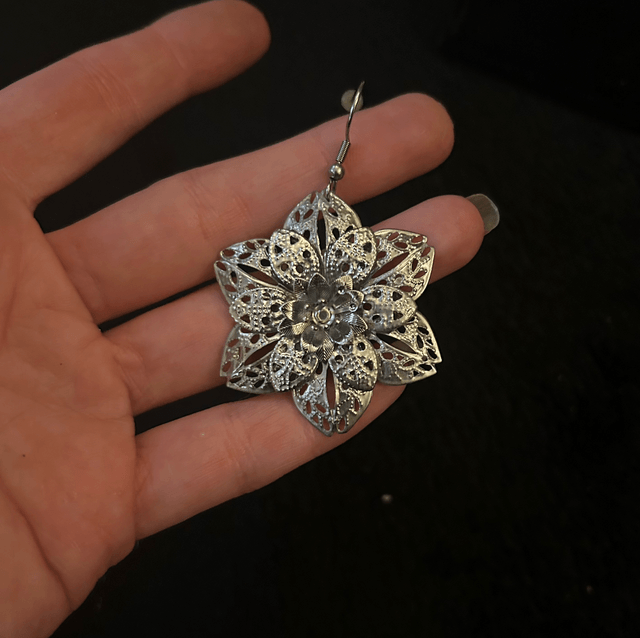 Filigree flower earrings 