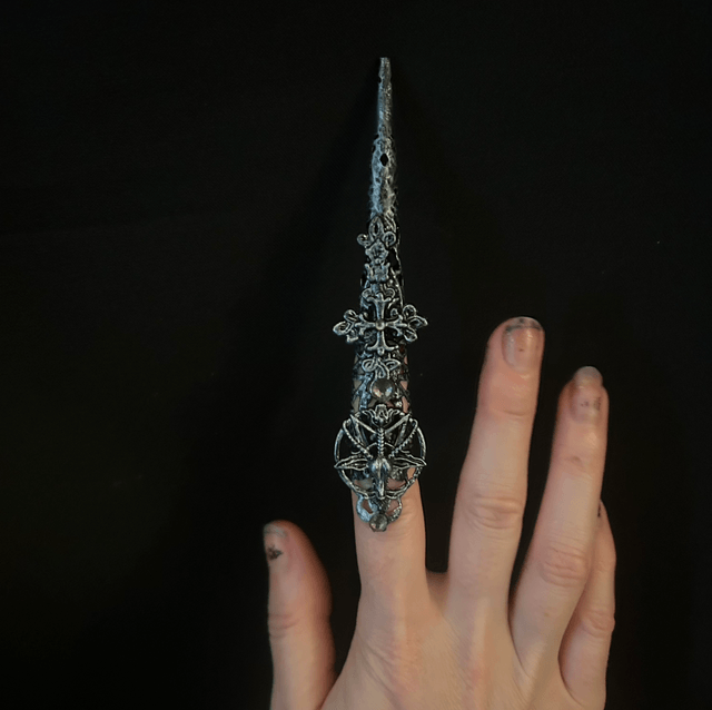 Single satanic nail claw 