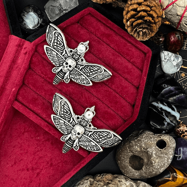 Moth collar pin