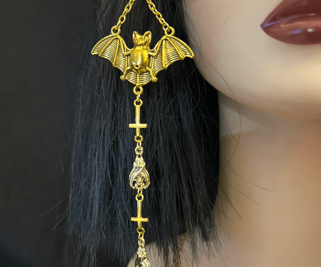 Gold vampire bat glasses chain
