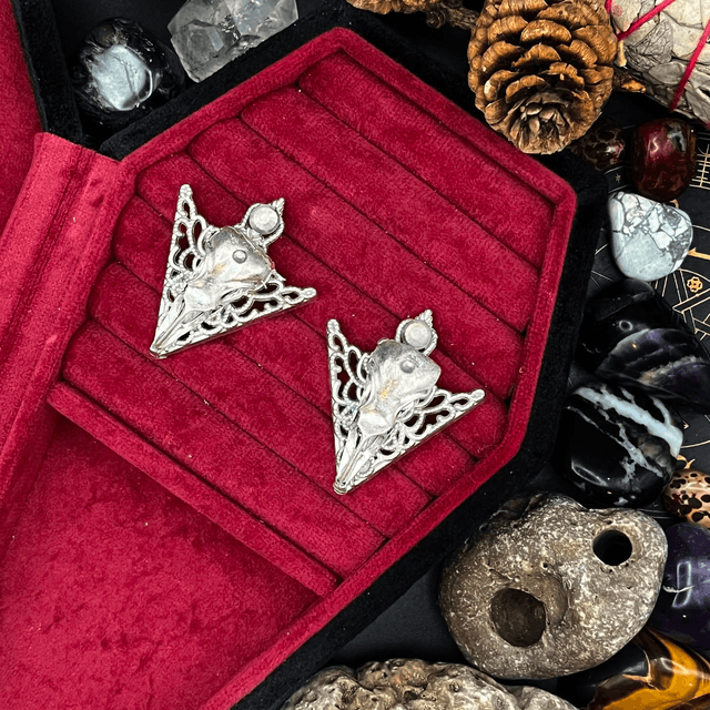 Raven skull Collar Pin