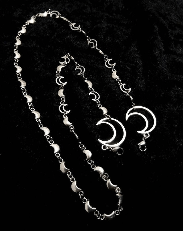 Crescent glasses chain