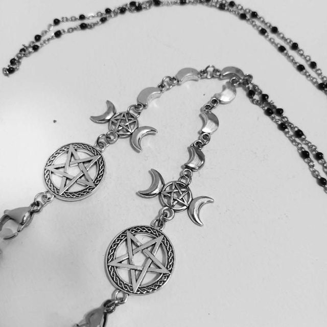 Triple moon glasses chain