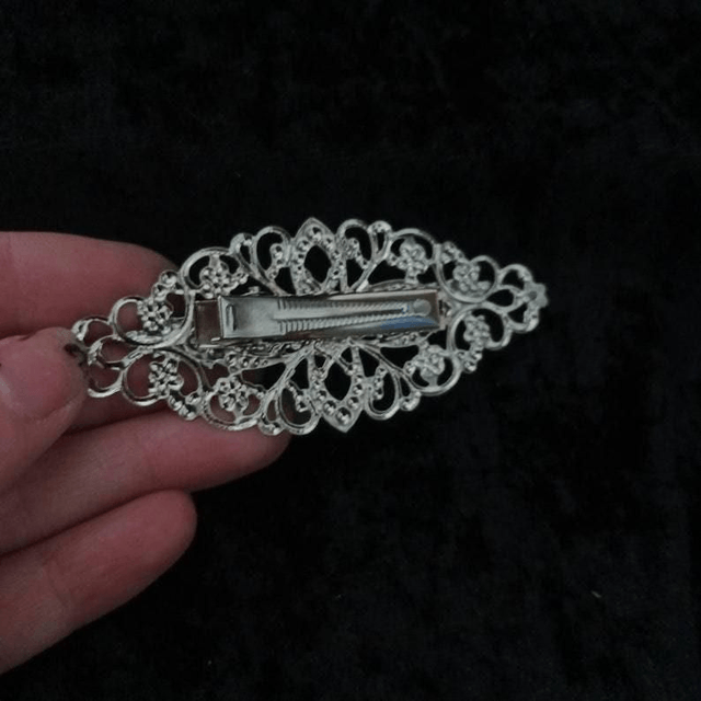 Cemetery clip/comb