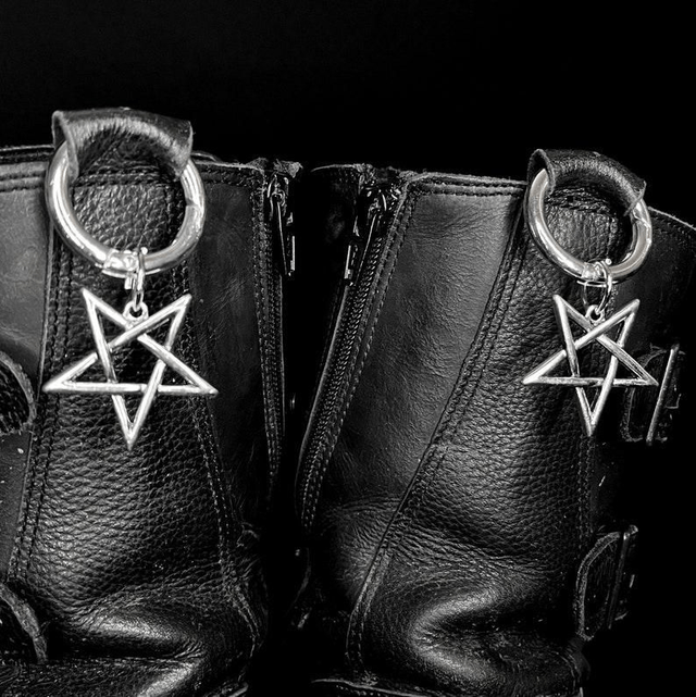 Inverted pentagram boot clip