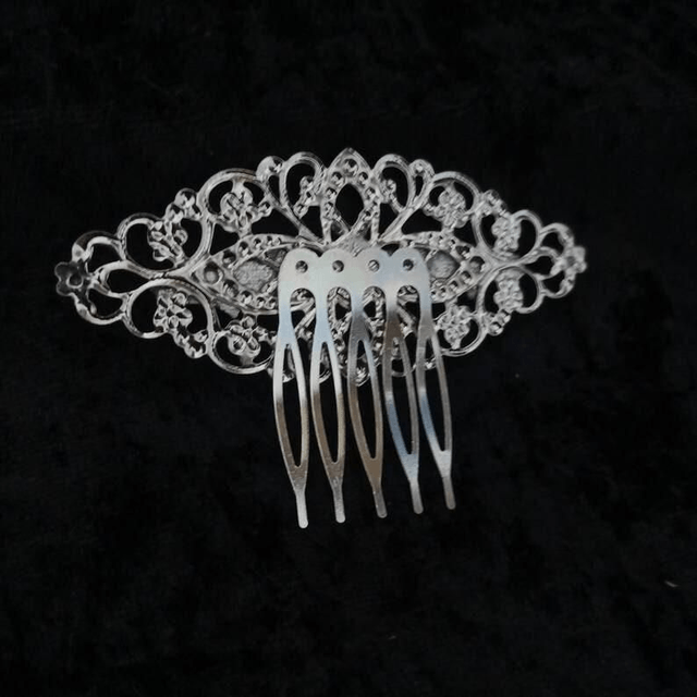 Cemetery clip/comb