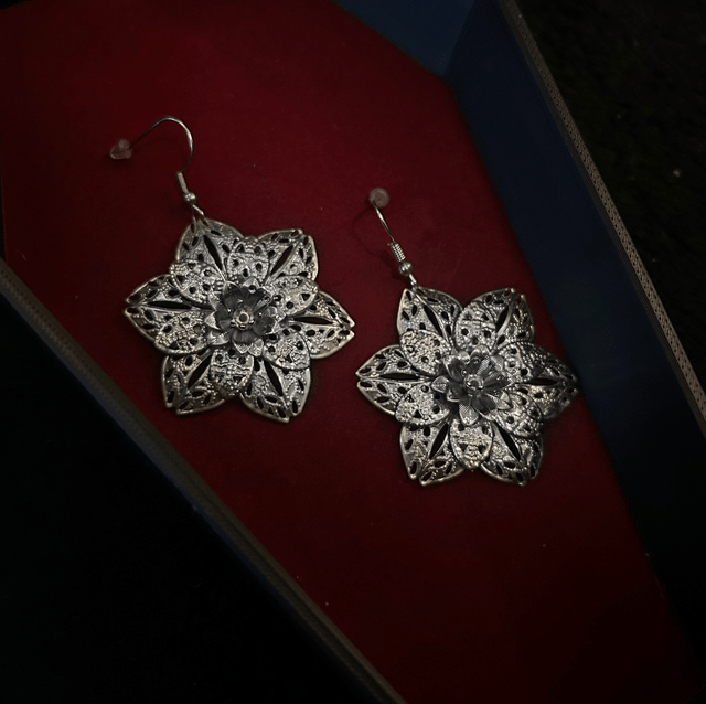 Filigree flower earrings 