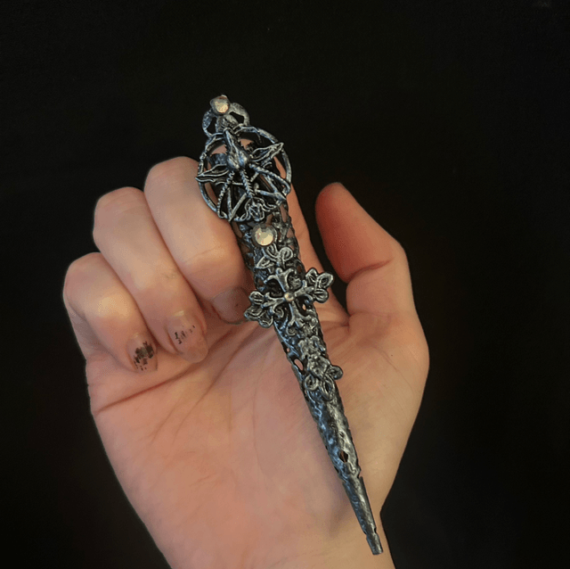 Single satanic nail claw 